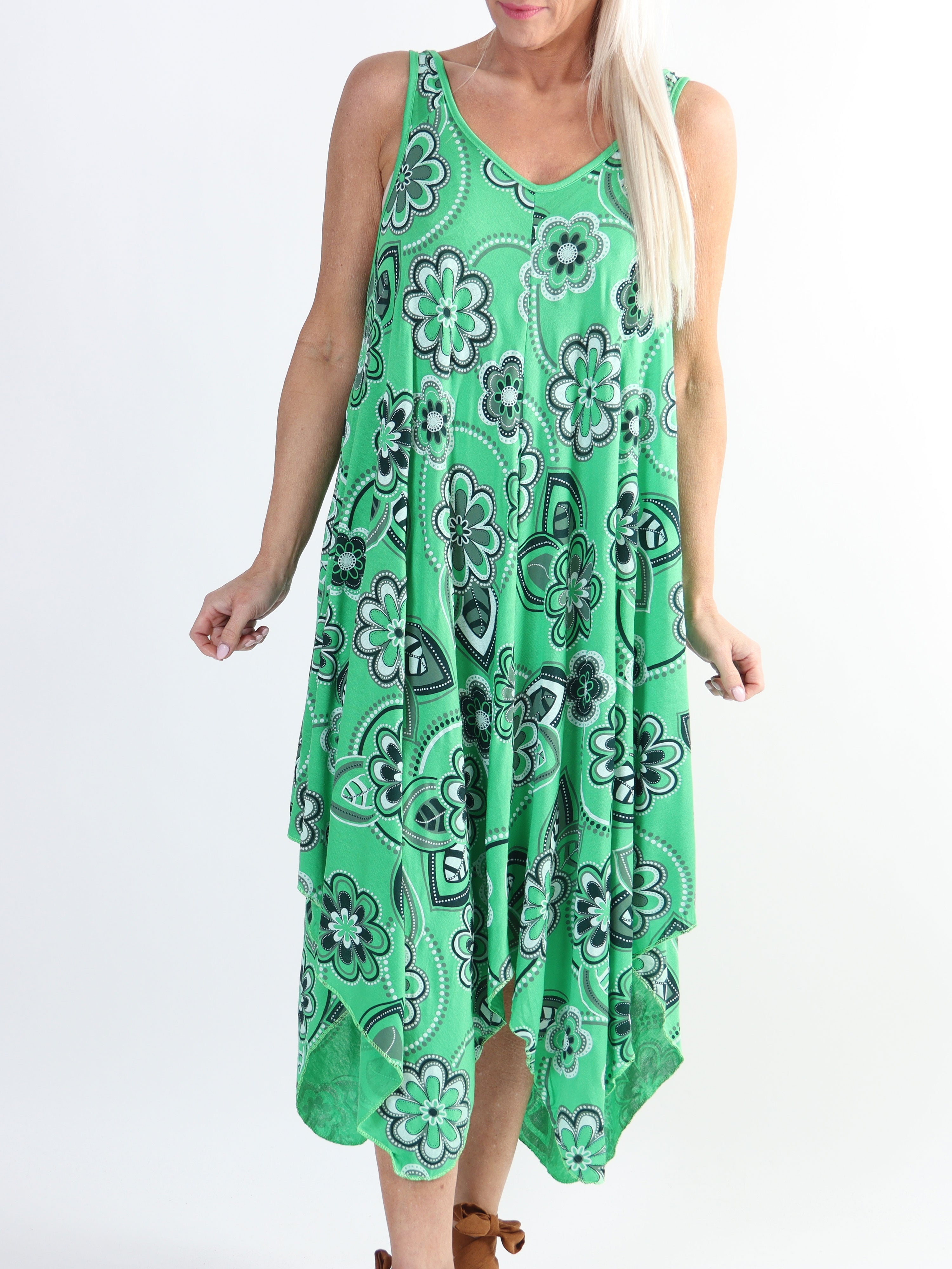 Veronica Flower - Blommig klänning med breda axelband i plusstorlek